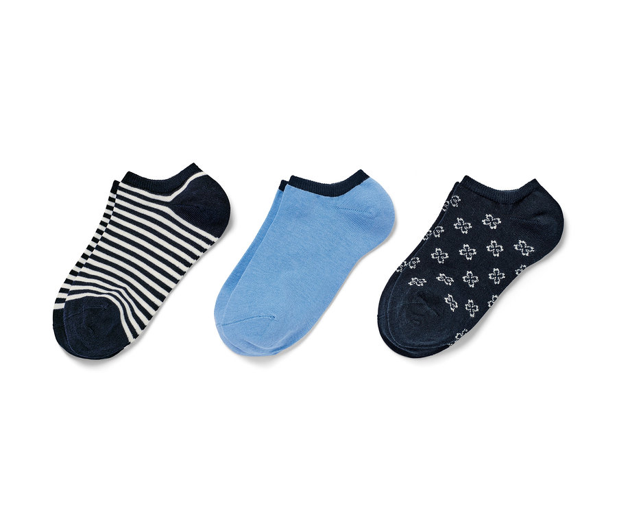 Trois paires de socquettes : rayées, bleues et à motif floral.