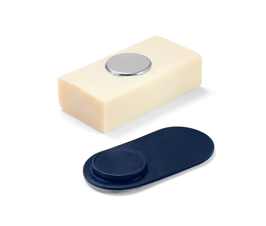 Porte-savon aimanté avec savon. Le savon est rectangulaire et a un aimant argenté.