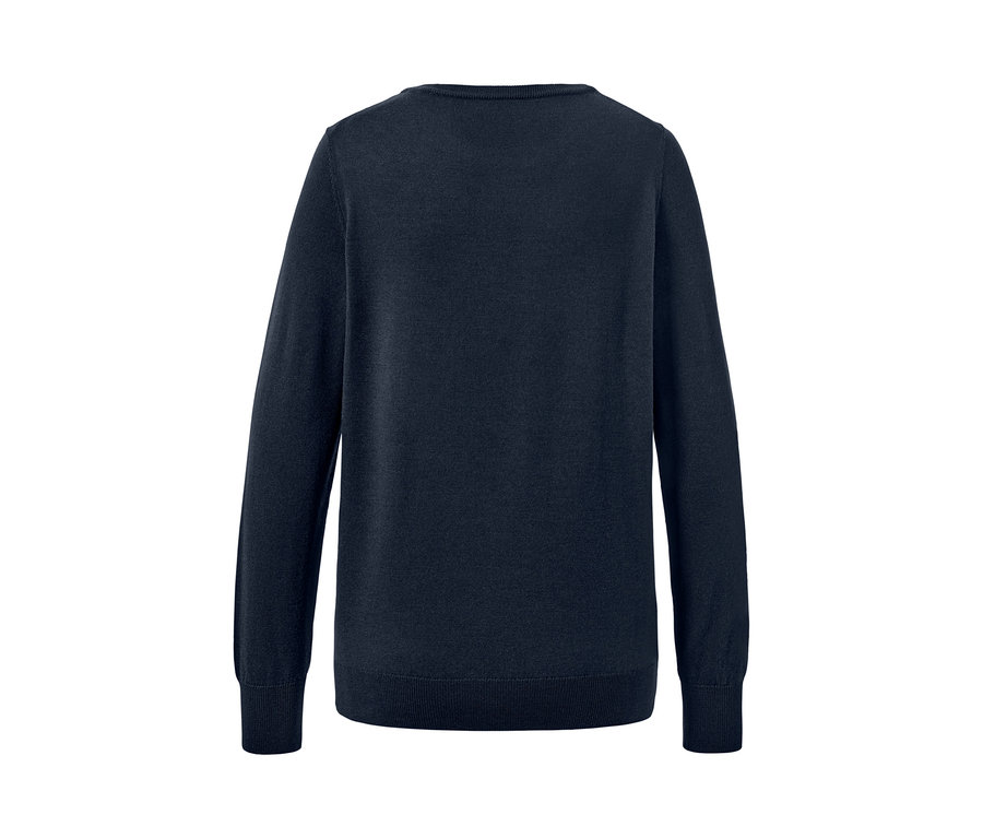 Vue détaillée d'un pull en maille fine de mérinos bleu foncé.