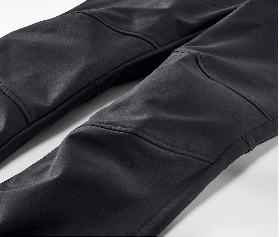 Gros plan sur un pantalon de ski noir.