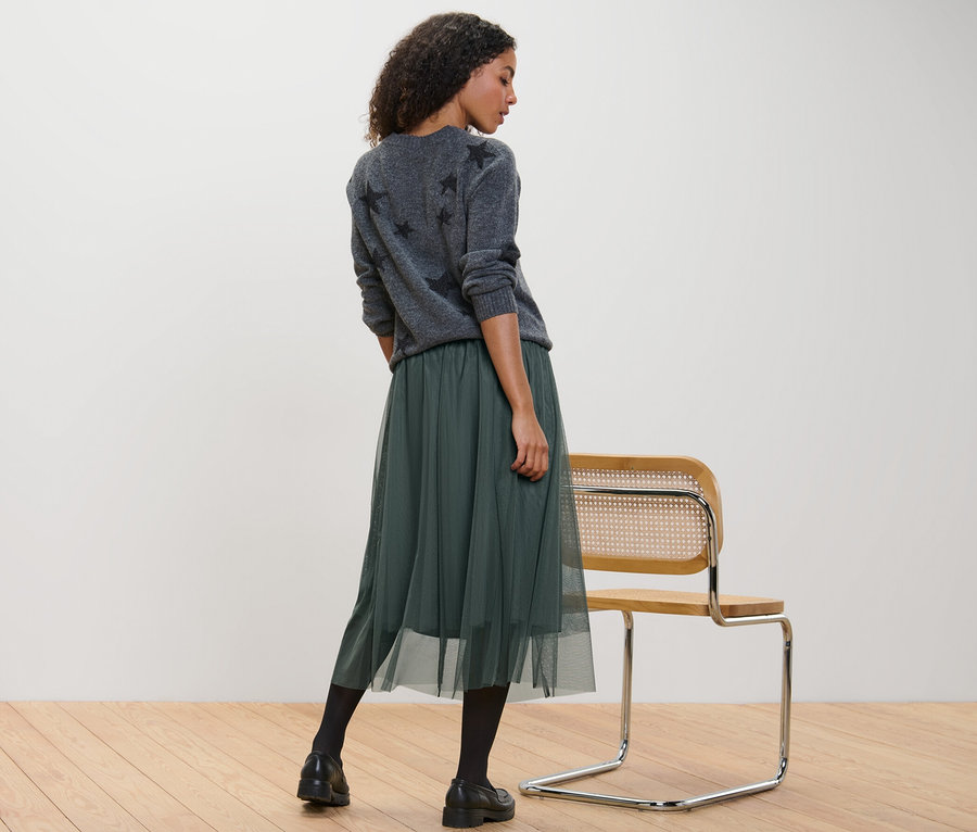 Femme debout portant une jupe en tulle.