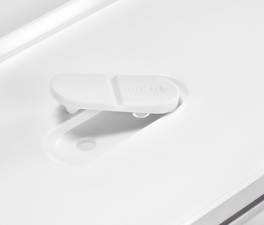 Gros plan d'une boîte de rangement blanche avec l'inscription "open".