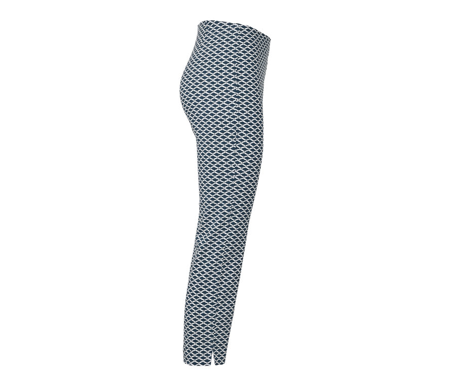Gros plan sur un pantalon stretch imprimé 7/8.
