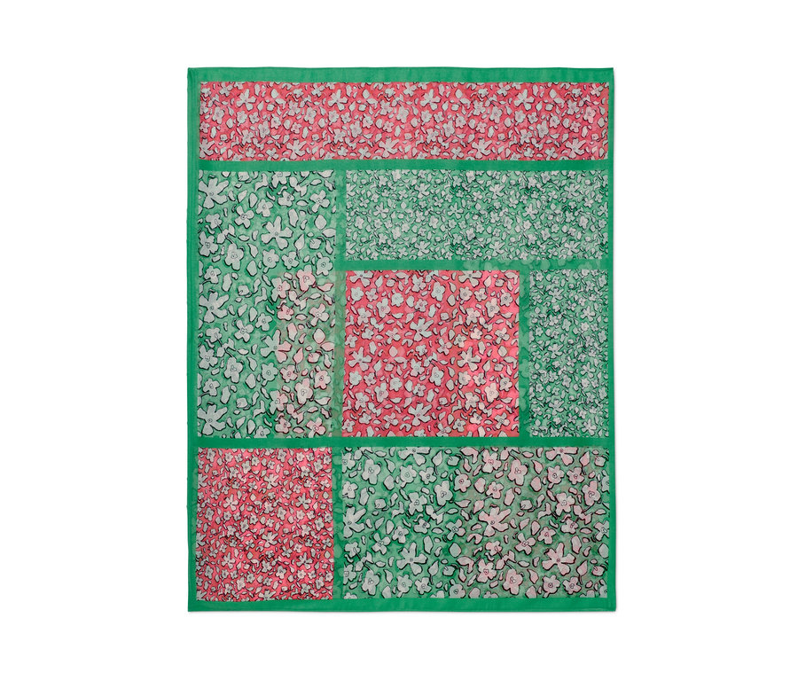 Vue détaillée d'un foulard loop imprimé avec un motif floral vert et rose.