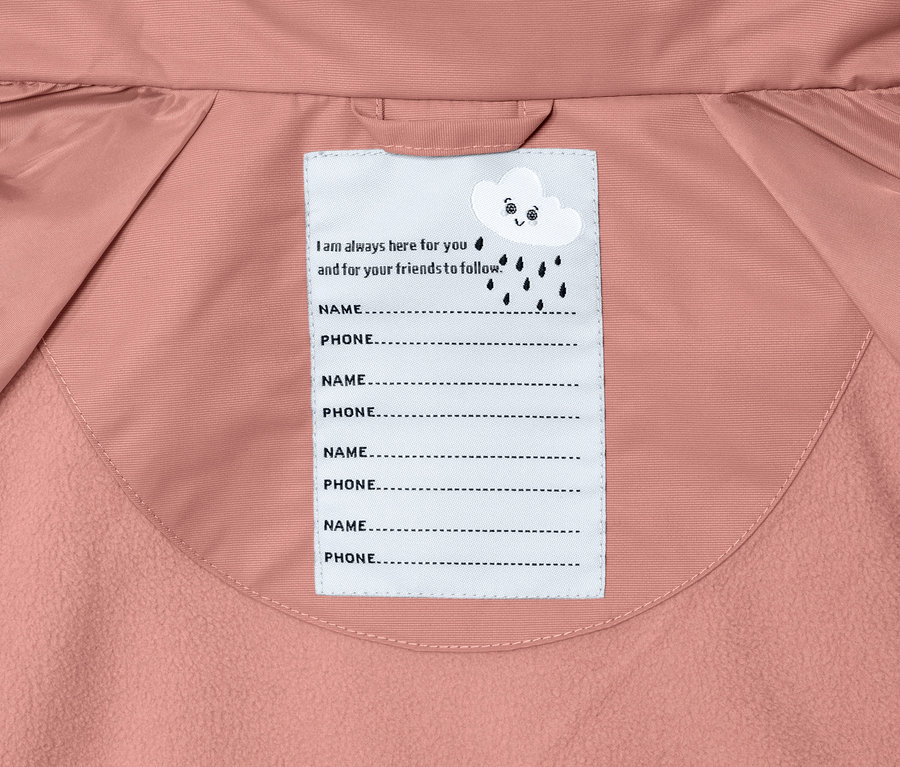 Vue détaillée d'une veste de pluie thermique rose pour tout-petit avec une étiquette intérieure pour le nom et le numéro de téléphone.