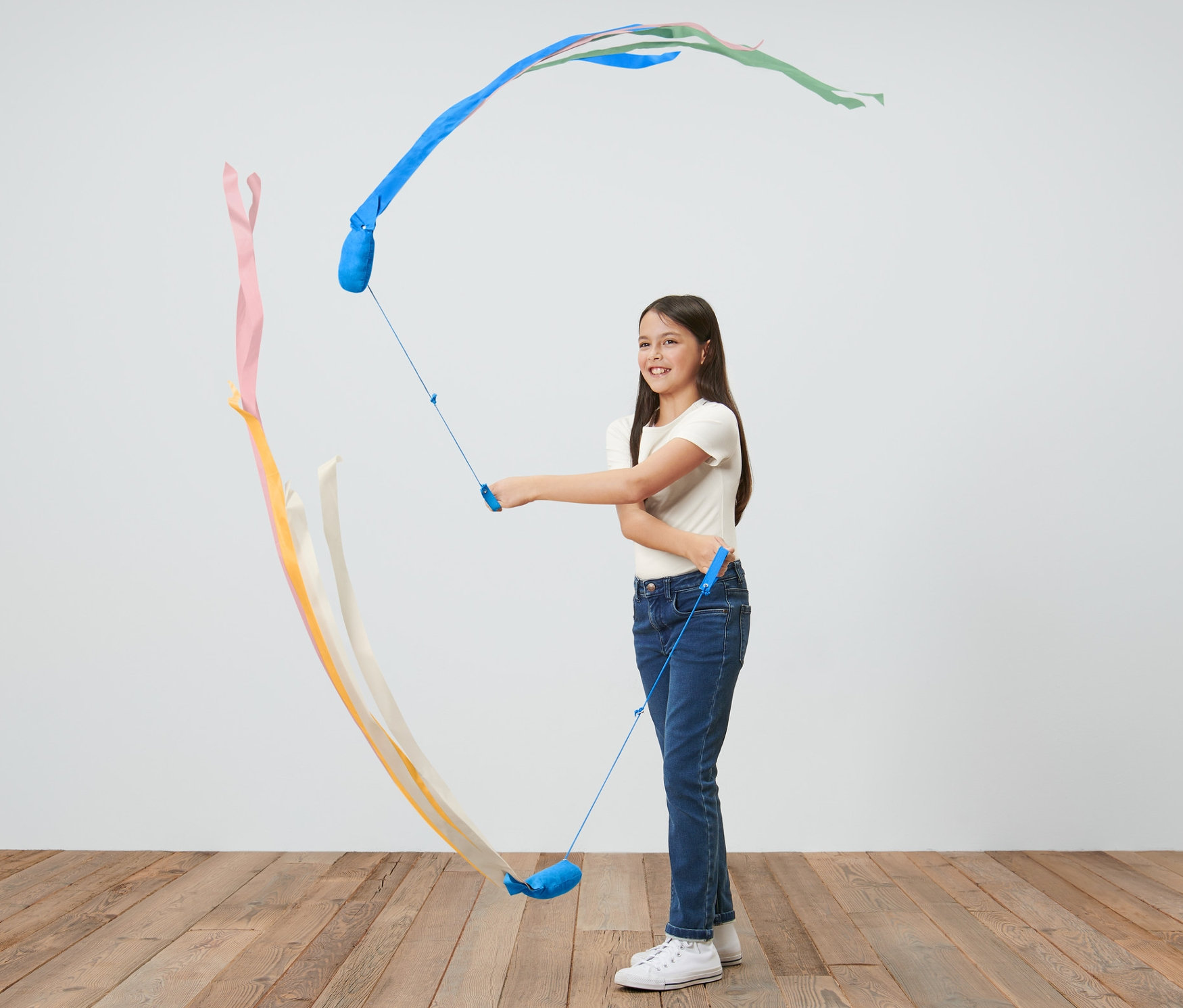 Fillette faisant tournoyer 2 Poi à queue.