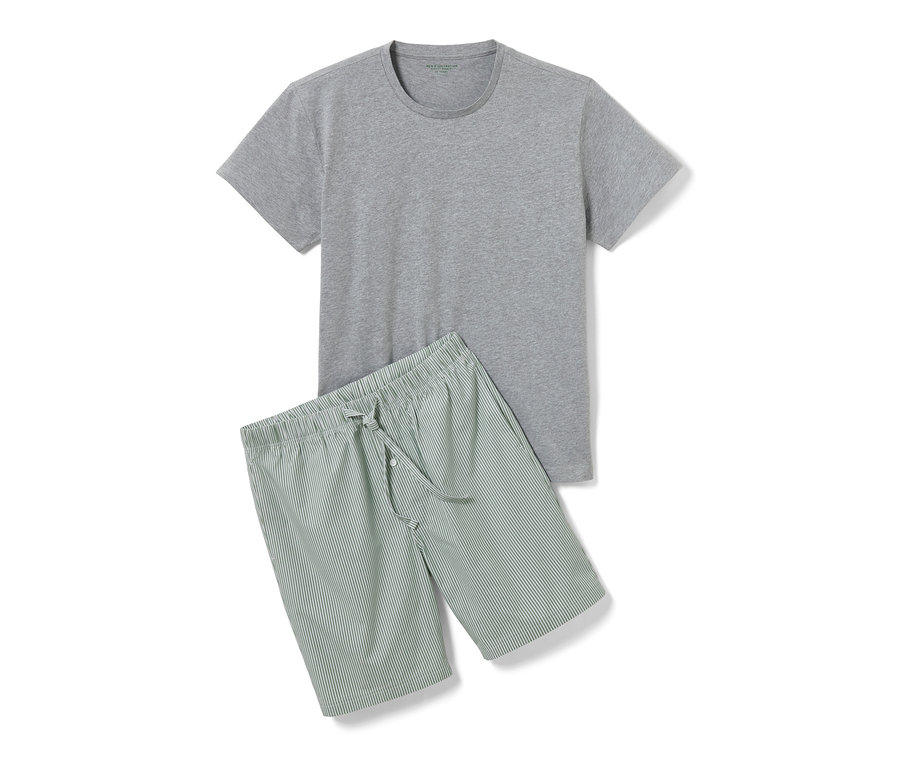 T-shirt gris et pyjama court avec short tissé à rayures blanches et vertes.