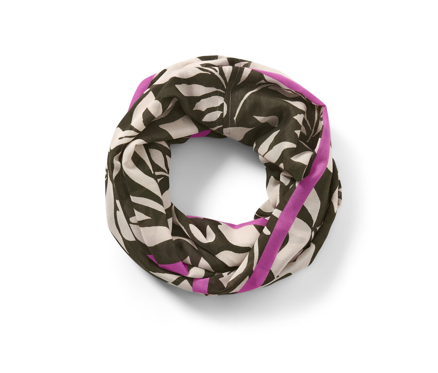 Un foulard loop imprimé avec un motif de feuilles et une bordure violette.