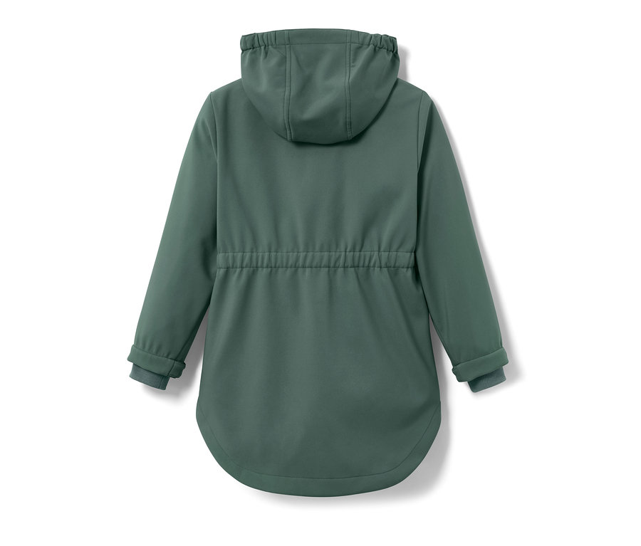 Vue arrière d'un manteau en softshell pour enfant, vert olive, avec capuche et cordon de serrage à la taille.