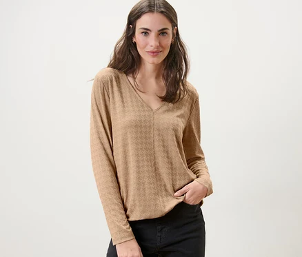 Femme posant dans un t-shirt à manches longues structuré, camel.