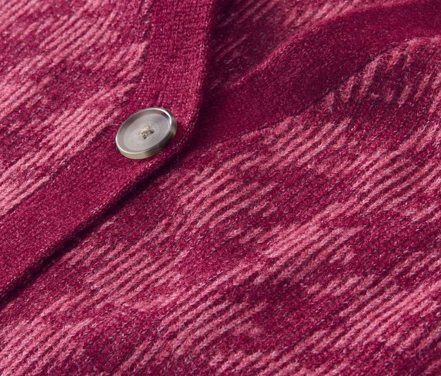 Gros plan sur un cardigan en grosse maille à jacquard pied-de-poule.