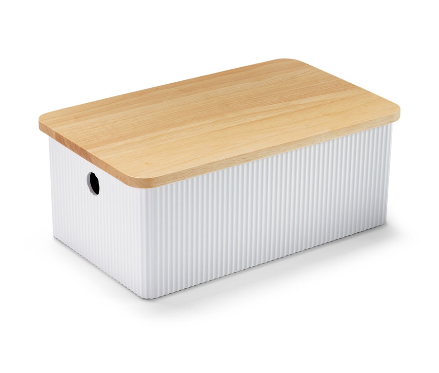 Huche à pain avec planche à découper. La huche à pain a des parois blanches texturées et un couvercle en bois.