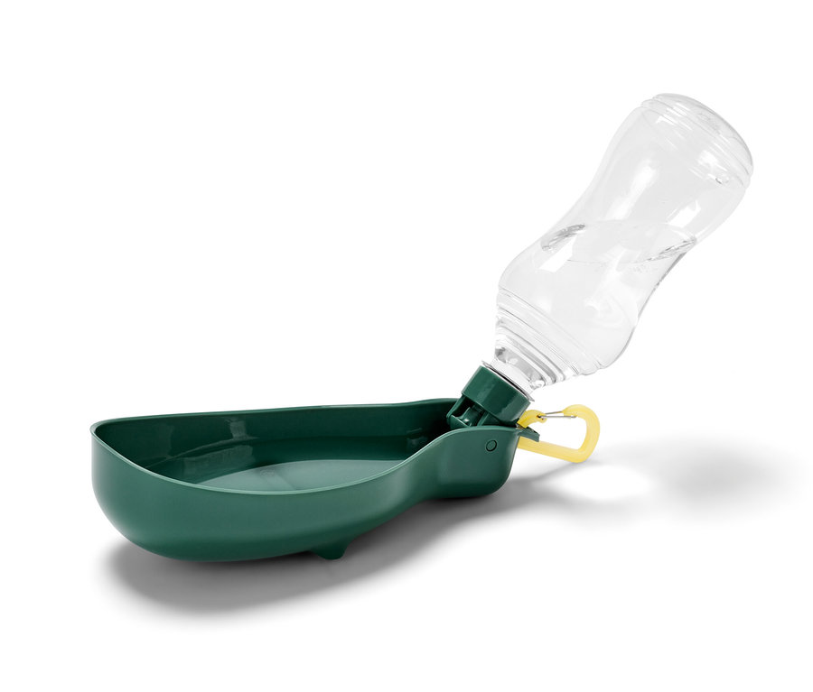 Une gourde verte pour chien avec gamelle intégrée et un mousqueton jaune.