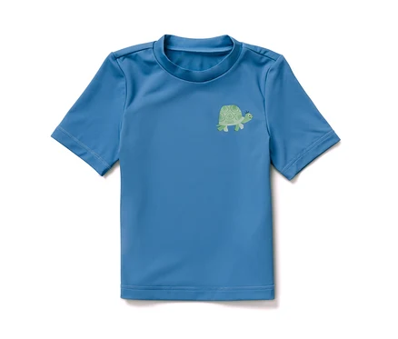 T-shirt bleu pour enfant avec indice de protection UV 80 et motif de tortue.