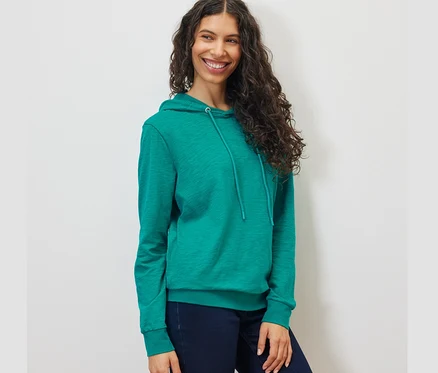 Femme portant un sweat en jersey turquoise.