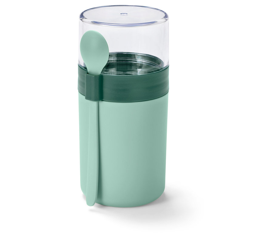 Un récipient alimentaire vert avec un couvercle transparent et une cuillère verte attachée sur le côté.