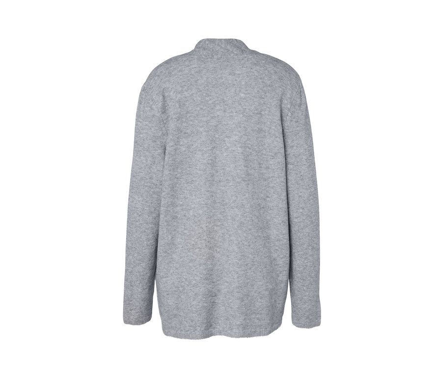 Vue détaillée d'un cardigan ouvert gris.