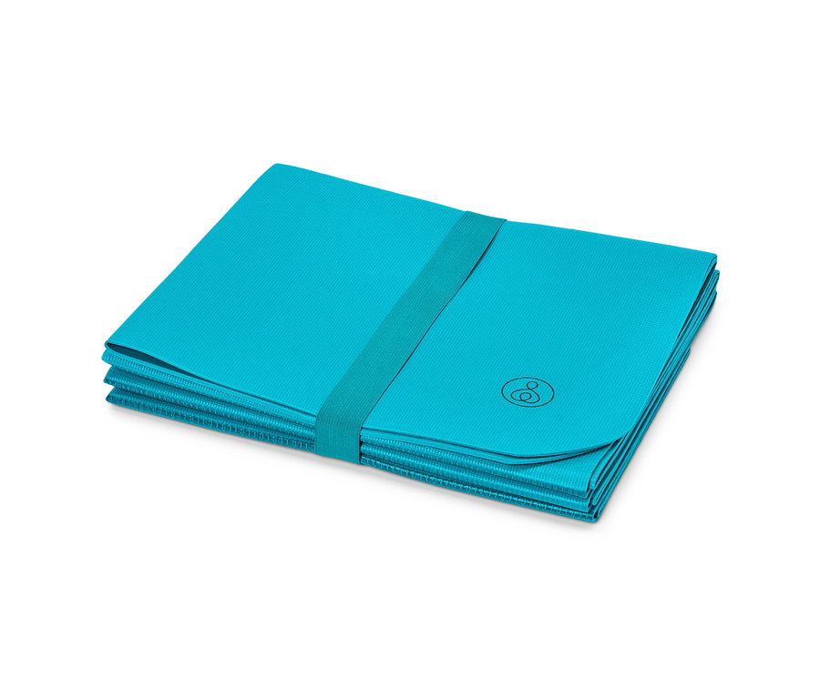 Le tapis de sport de voyage pliable est plié en un rectangle et fixé par un élastique.