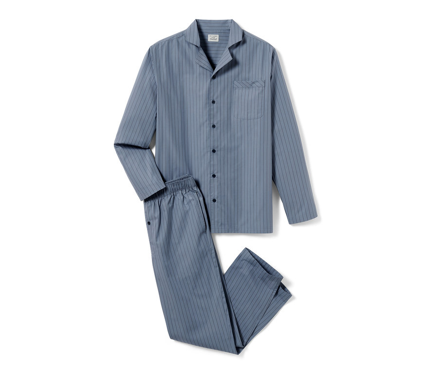 Un pyjama tissé bleu à rayures est posé.