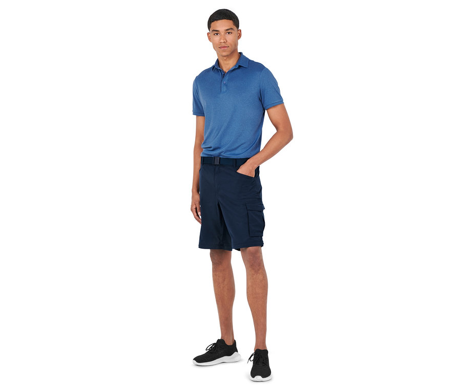 Homme en polo bleu et pantalon fonctionnel 2 en 1.