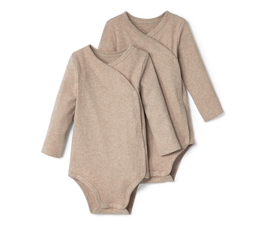 Deux bodies à manches longues pour bébé beiges superposés.
