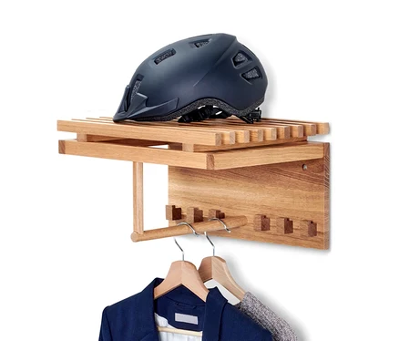 Un vestiaire mural suspendu avec une veste bleue et un pull gris suspendus. Un casque bleu foncé repose sur l'étagère supérieure.