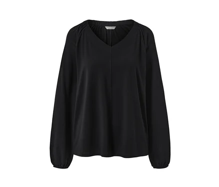 Blouse noire avec fronces.