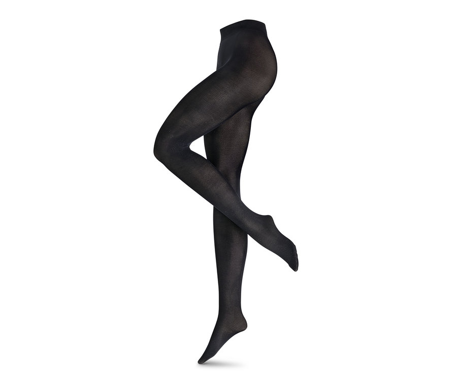 Les jambes portent 2 paires de collants fins, 40 DEN, sur un fond blanc.