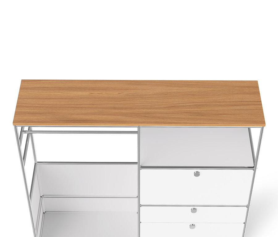 Détail d'une commode en métal blanc « CN3 » avec plateau en bois, tringle, abattant et trois tiroirs.