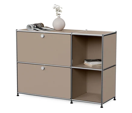 Buffet en métal « CN3 » taupe avec 2 abattants. Un vase, un magazine et des lunettes sont sur le dessus.