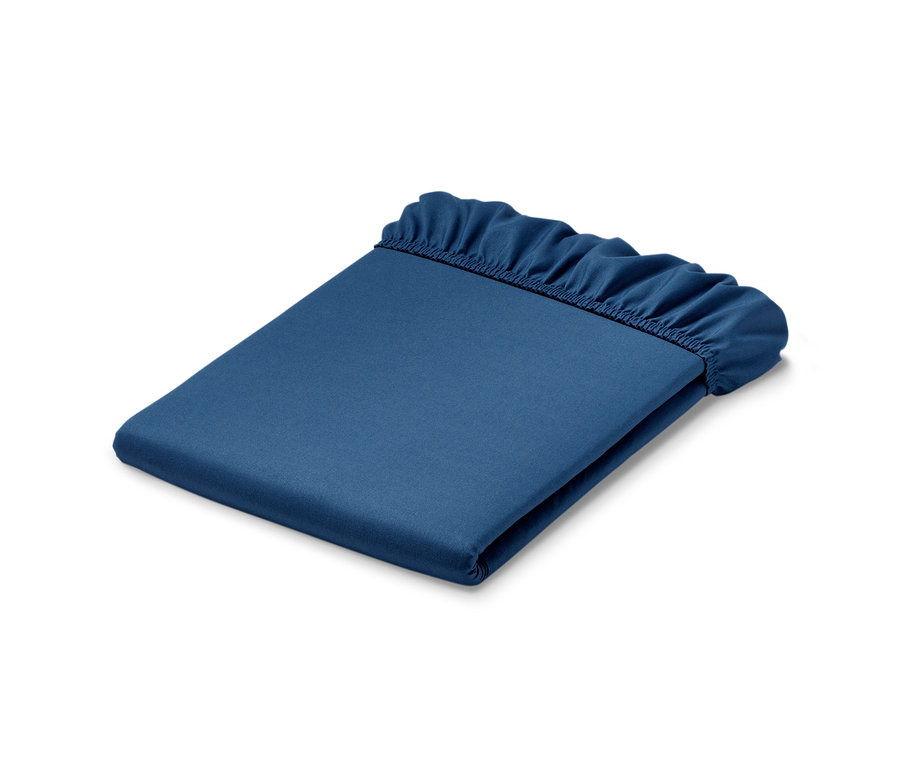 Un drap-housse en microfibre bleu foncé plié sur un fond blanc.