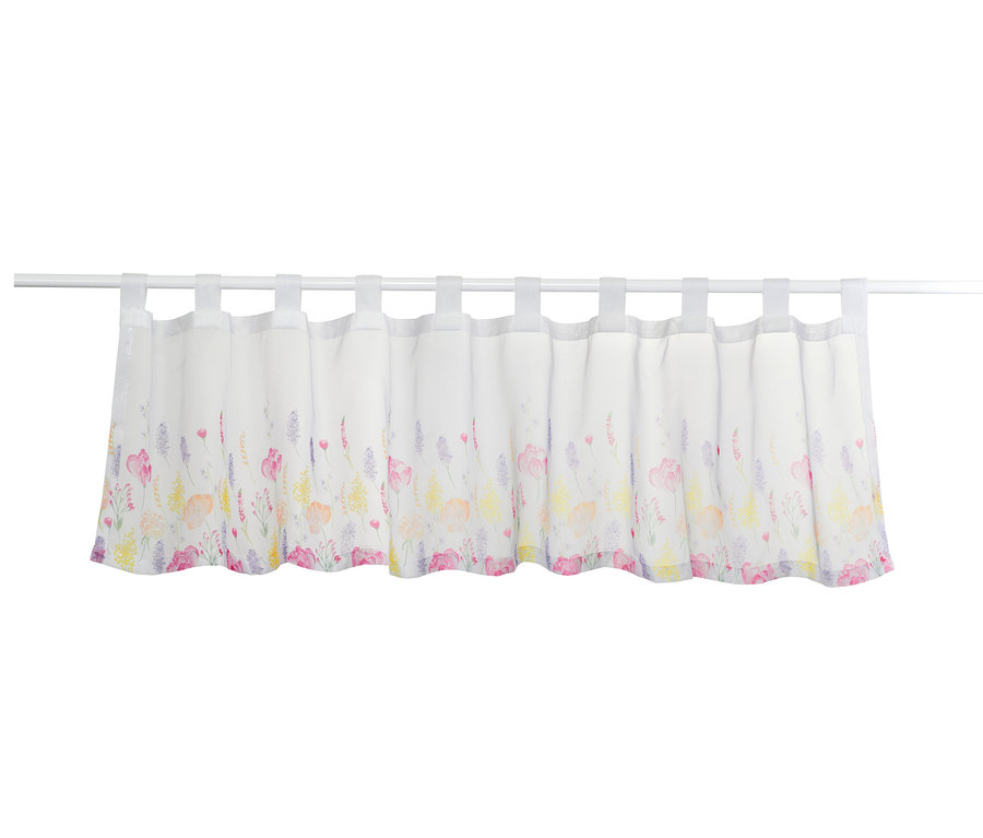 Un rideau de bistrot imprimé avec des motifs floraux.