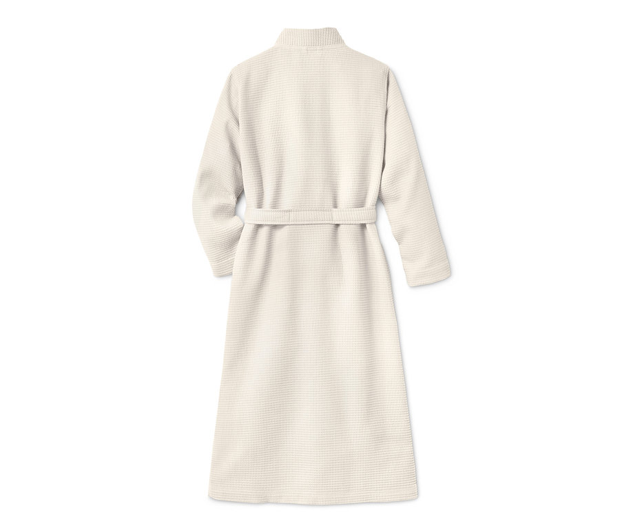 Vue arrière d'un peignoir pour femme.