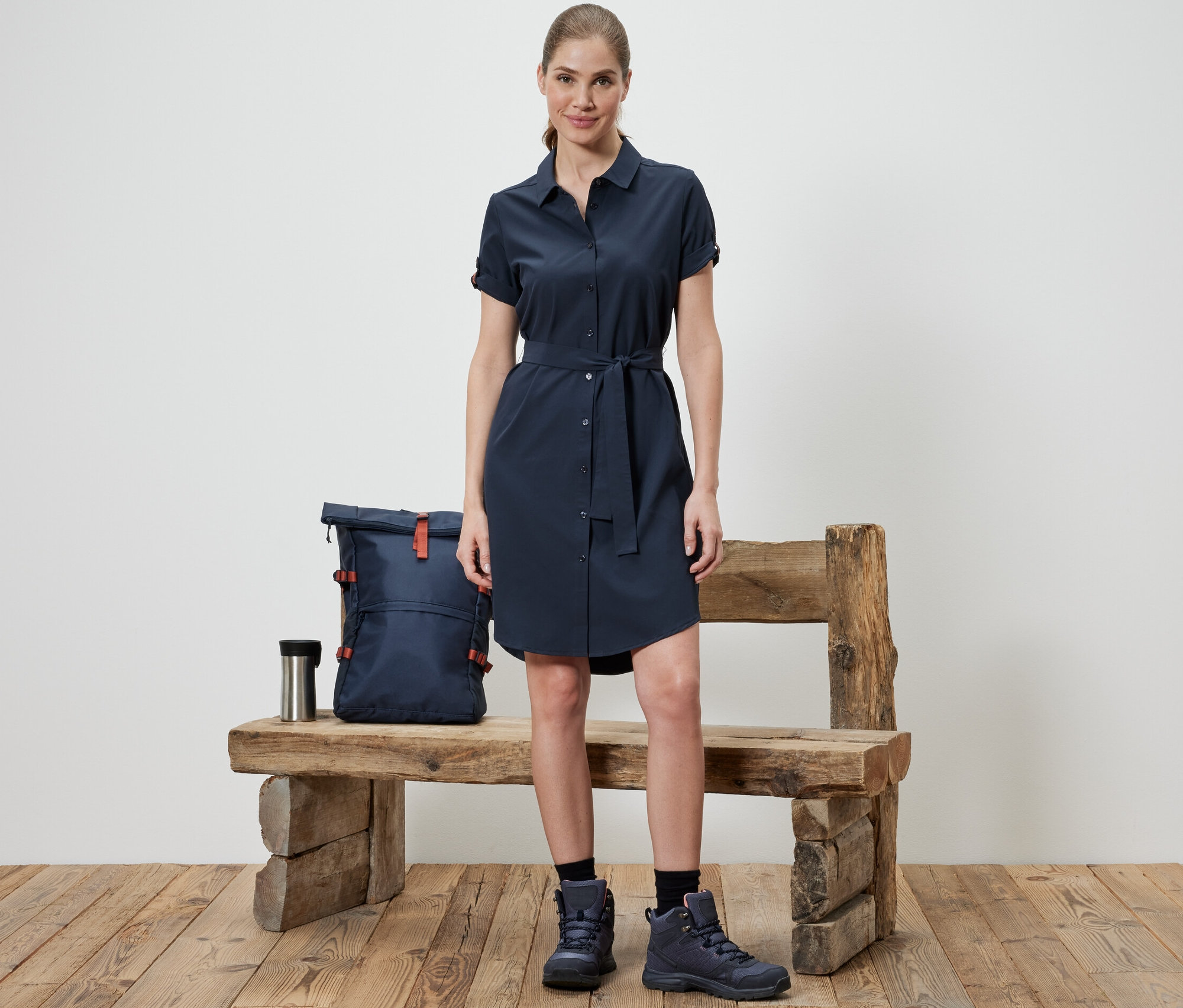 Une femme debout devant un banc porte une robe technique.