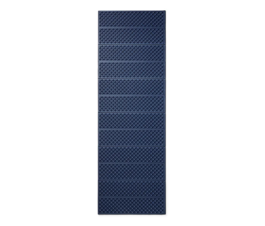 Tapis isolant pliable bleu.