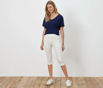 Femme posant en pantalon 3/4 stretch blanc.