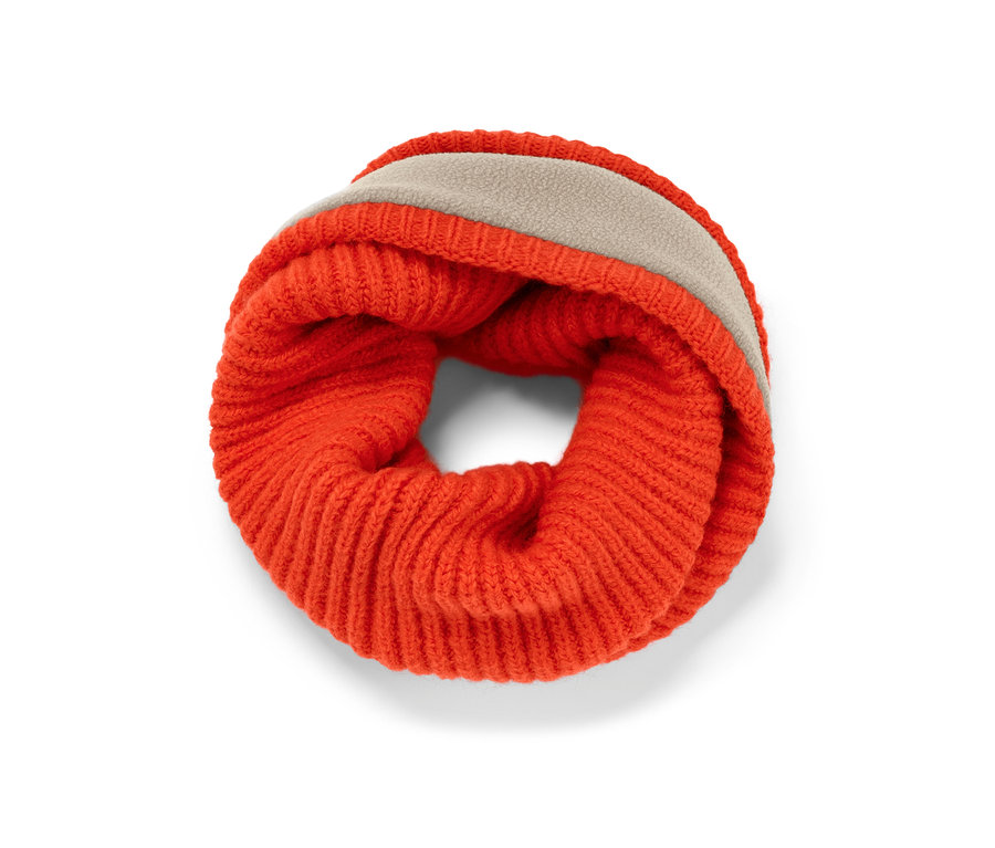 Écharpe tube en maille orange.