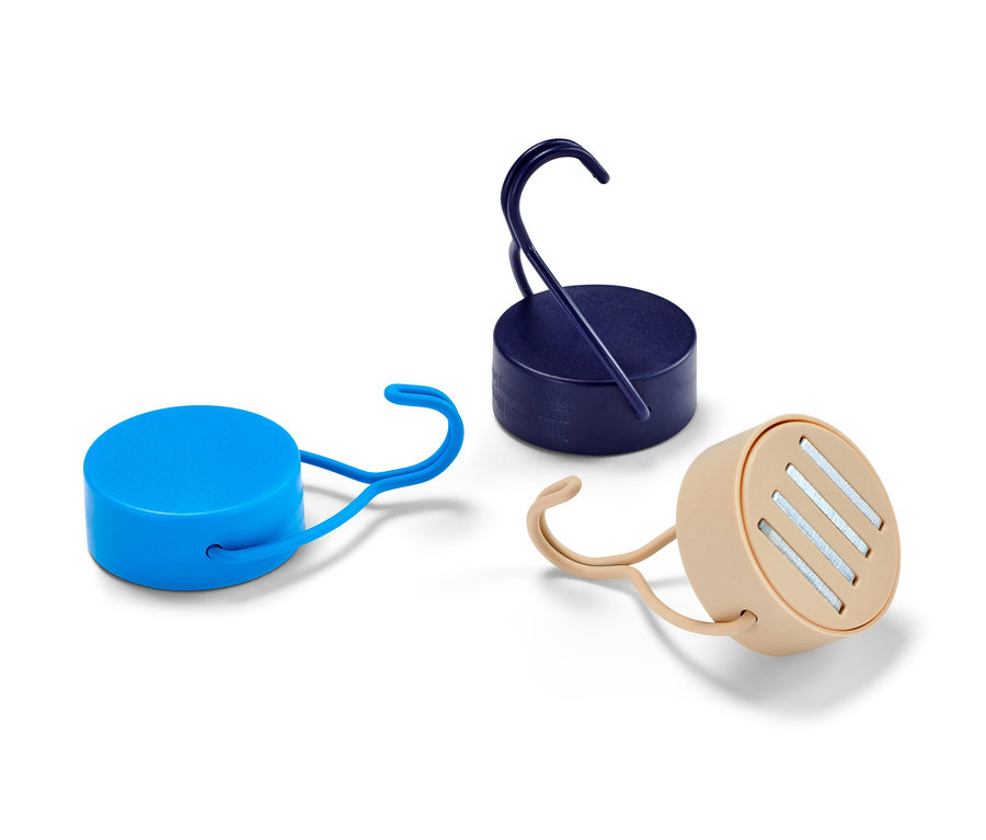 Trois crochets magnétiques : bleu, bleu foncé et beige.