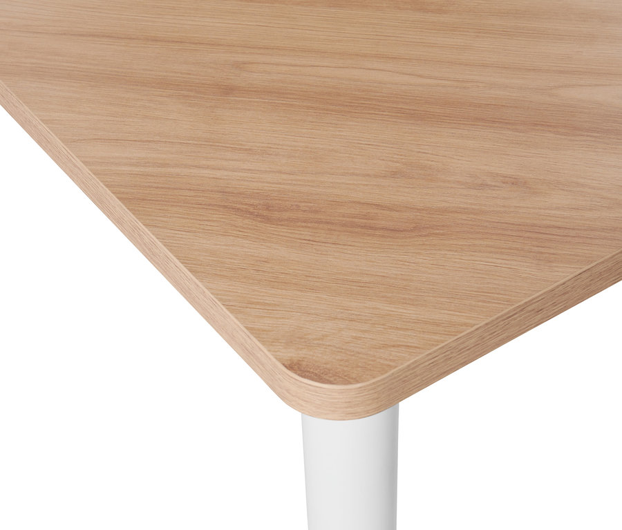 Détail du coin d'une table triangulaire avec un plateau en bois et un pied blanc.