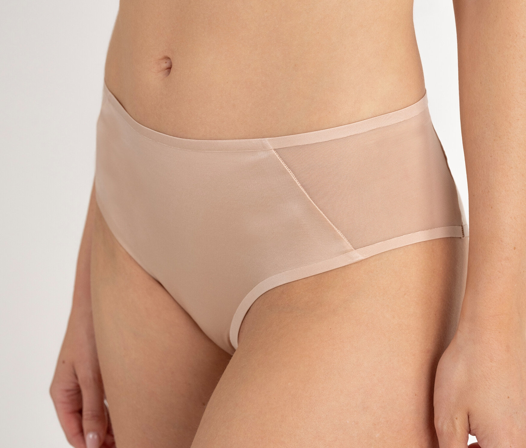 Détail de culottes beiges pour femmes.