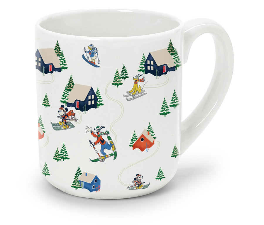 Tasse blanche avec des dessins animés de Mickey Mouse et Goofy faisant du ski.
