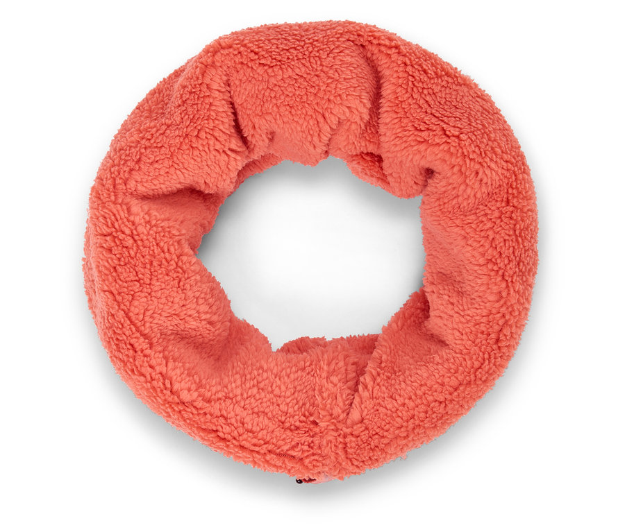 Tour de cou corail en fausse fourrure sur fond blanc.