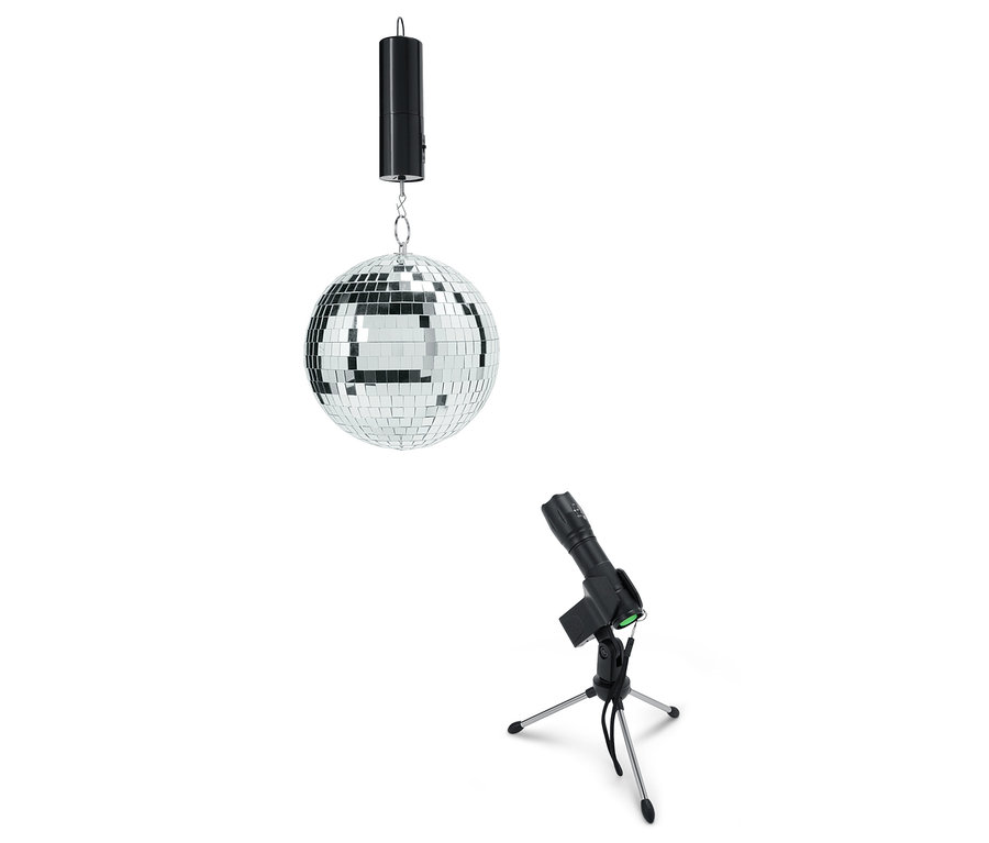 Une boule disco est suspendue au plafond à côté d'une lampe sur un trépied.