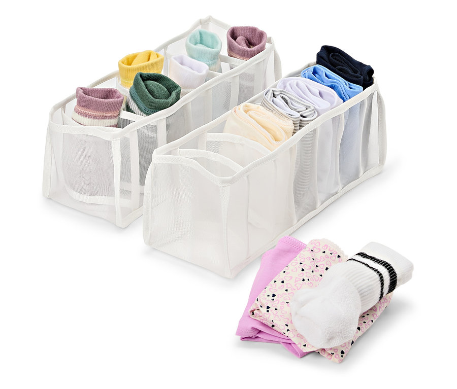 Deux organisateurs de tiroirs blancs avec des chaussettes et des vêtements roulés.