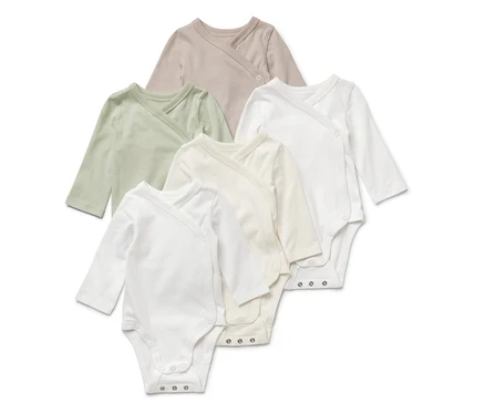 Cinq bodys évolutifs pour bébé en blanc, beige et vert.
