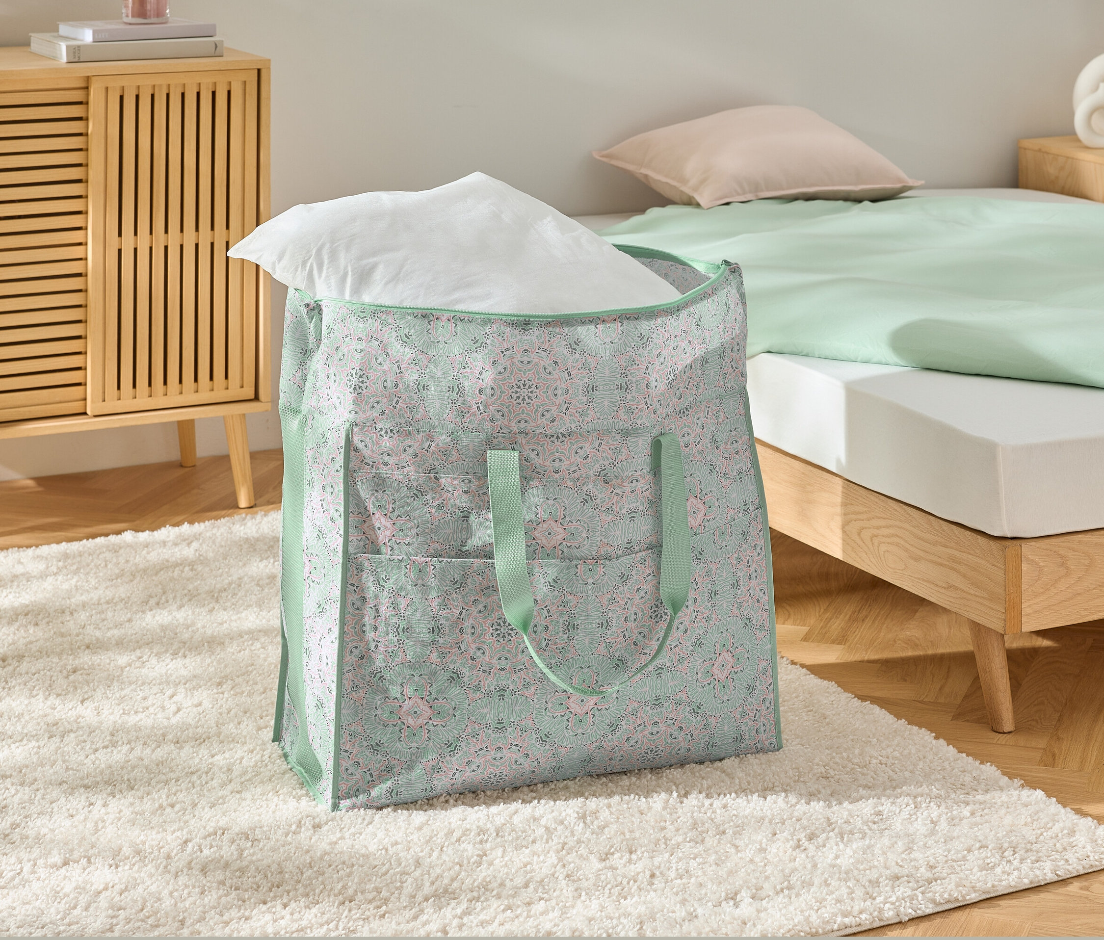 Un sac à literie jumbo avec un oreiller blanc sur un tapis blanc.