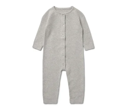 Combinaison en maille grise pour bébé avec boutons.