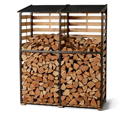Un bûcher avec un toit noir et du bois brun stocké à l'intérieur.