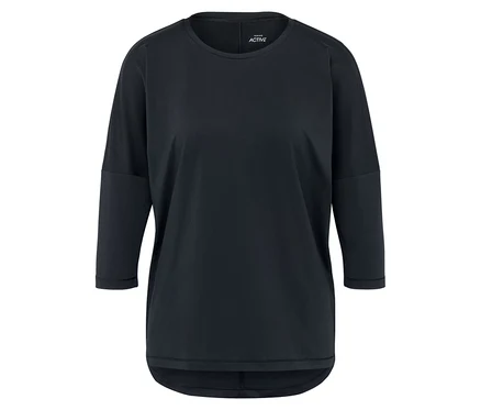 T-shirt noir à manches trois-quarts.