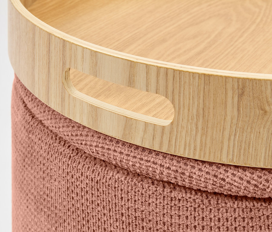 Gros plan d'un plateau en bois avec poignées sur un tabouret tricoté.
